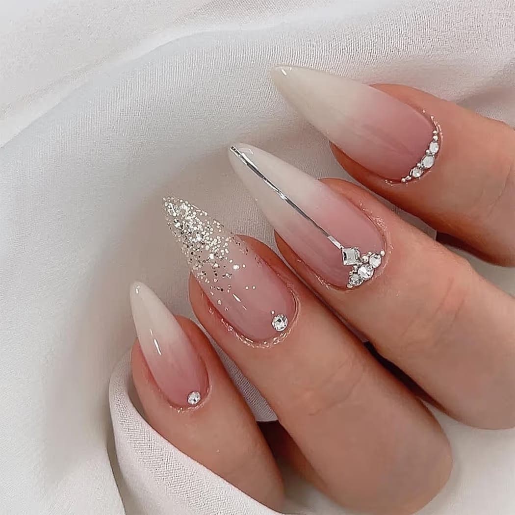 Nail art élaboré avec motifs détaillés chez Ongles Charlesbourg